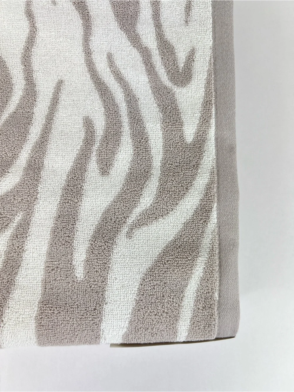 Bianca Bath Towels White Tan Zebra Pattern Soft Cotton Made in Portugal 2 Pc NEW